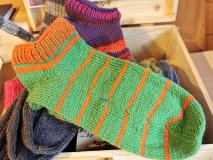 Handgestrickte Socken zur Weihnachtszeit - für einen guten Zweck